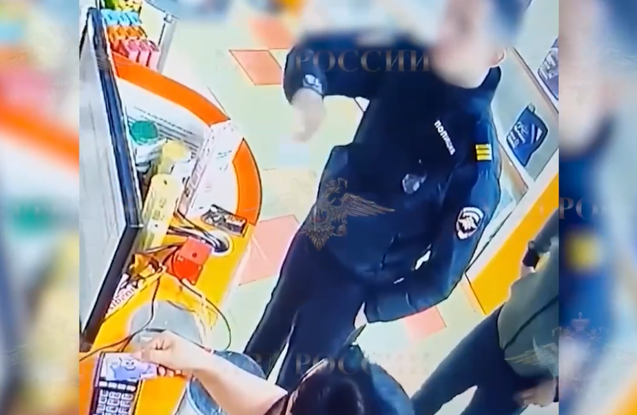 Rusiyalı gənc polis forması geyinib növbəsiz yanacaq doldurdu - VİDEO