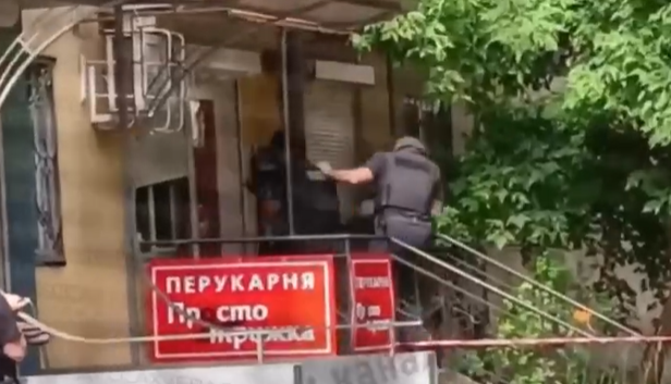 Bərbərxanada iki nəfər girov götürüldü: Cinayətkar saxlanıldı &ndash; VİDEO
