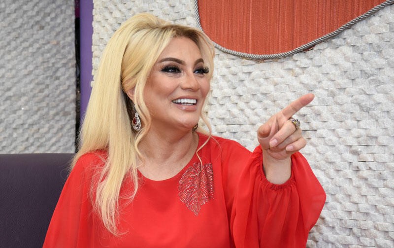 "Rühəngiz bir oturuma bütöv çörəyi yeyir"