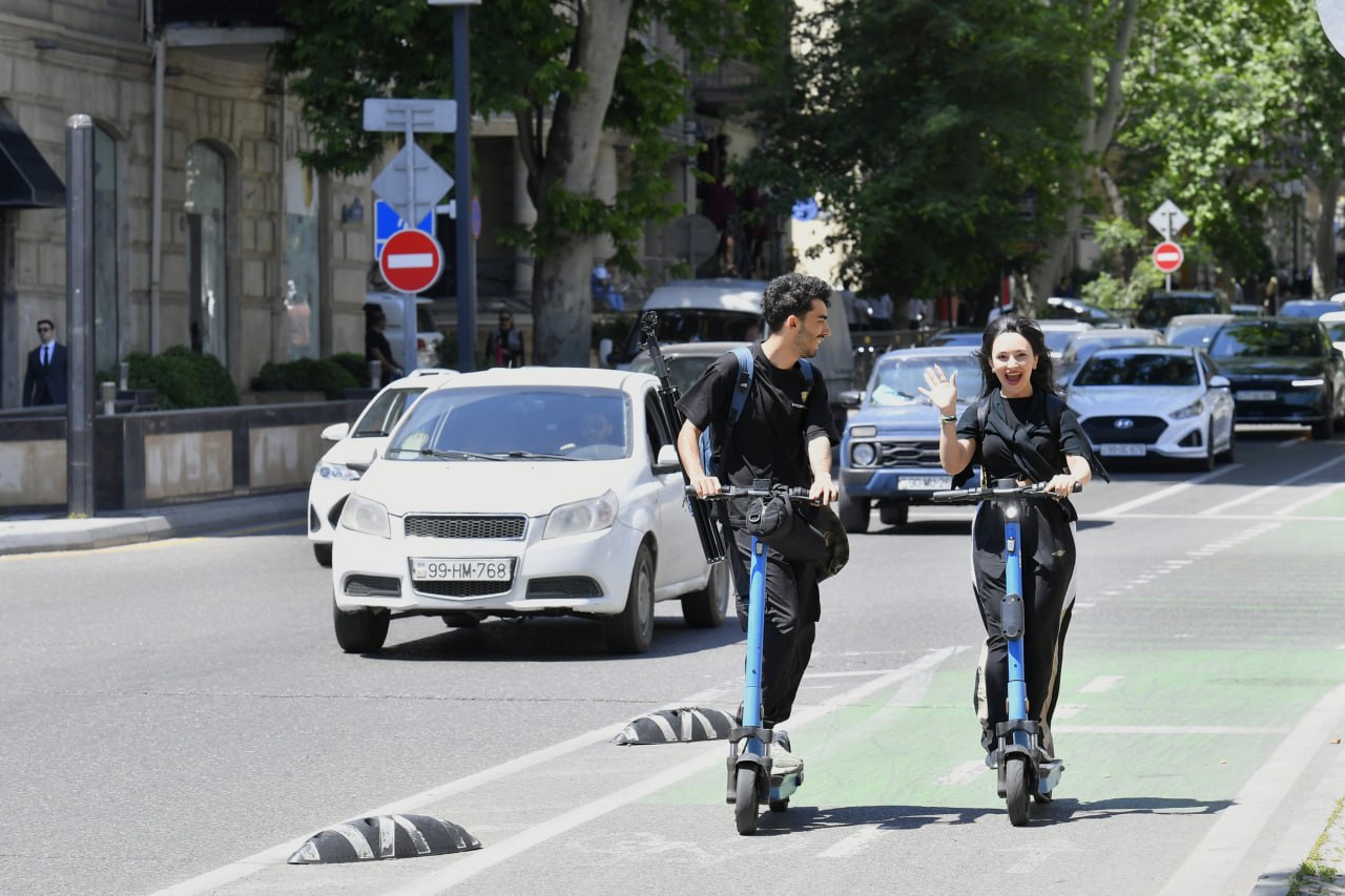 Bakıda velosiped və skuter sürənlərin NƏZƏRİNƏ – FOTO Bakıda velosiped və skuter sürənlərin NƏZƏRİNƏ – FOTO