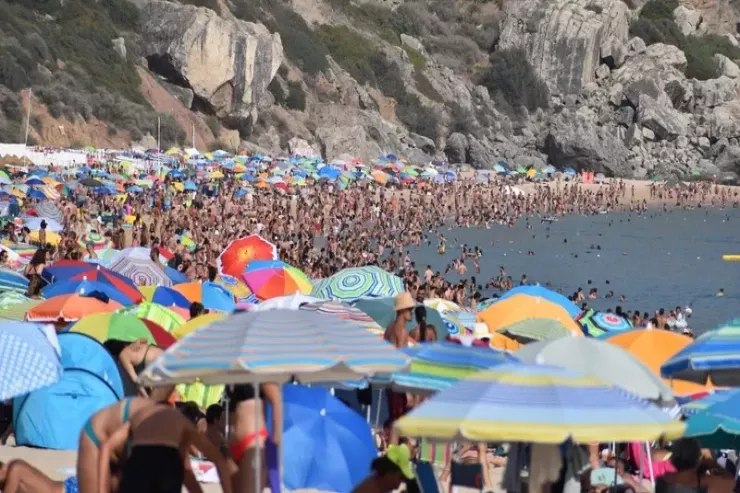 Turistlər bu ölkədə istidən ölürlər