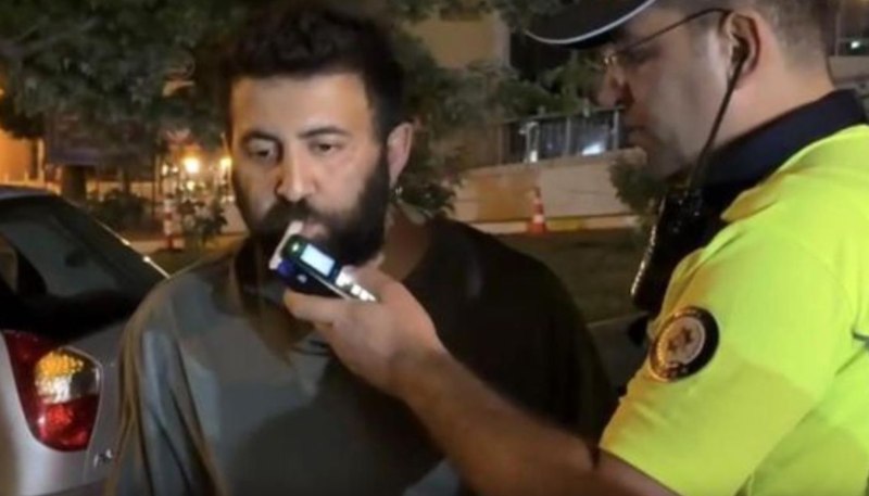 Alkotesterdən keçən sürücünün sevinci gündəm oldu - VİDEO Alkotesterdən keçən sürücünün sevinci gündəm oldu - VİDEO