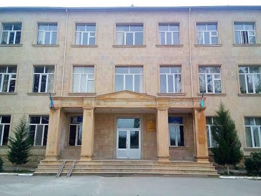 Bakıda məktəbin həyətində BIÇAQLANMA