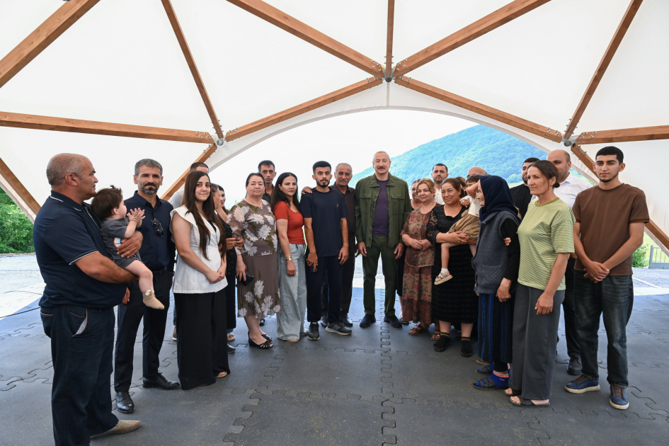 Prezident Kiçik Qaladərəsi kəndində sakinlərlə görüşdü &ndash; FOTO