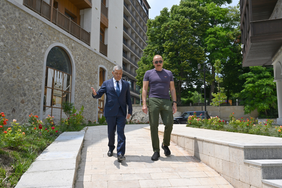 Prezident Şuşanın Qarabağ küçəsində - FOTO Prezident Şuşanın Qarabağ küçəsində - FOTO
