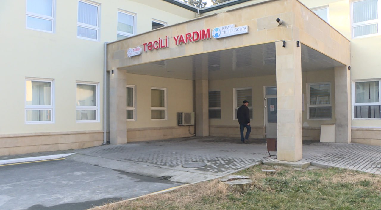 Qaxda minik avtomobili qaz xəttinə çırpılaraq aşdı