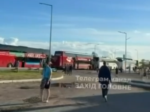 Ukrayna-Polşa sərhədində kilometrlərlə növbə: Gözləmə müddəti 13 saata çatıb - VİDEO