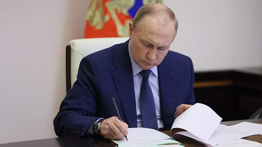 Putin Peskova “Rusiya Qəhrəmanı” adını VERDİ – FOTO Putin Peskova “Rusiya Qəhrəmanı” adını VERDİ – FOTO