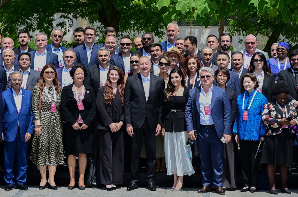İlham Əliyev IV Şuşa Qlobal Media Forumunun iştirakçıları ilə BİR ARADA – VİDEO İlham Əliyev IV Şuşa Qlobal Media Forumunun iştirakçıları ilə BİR ARADA – VİDEO