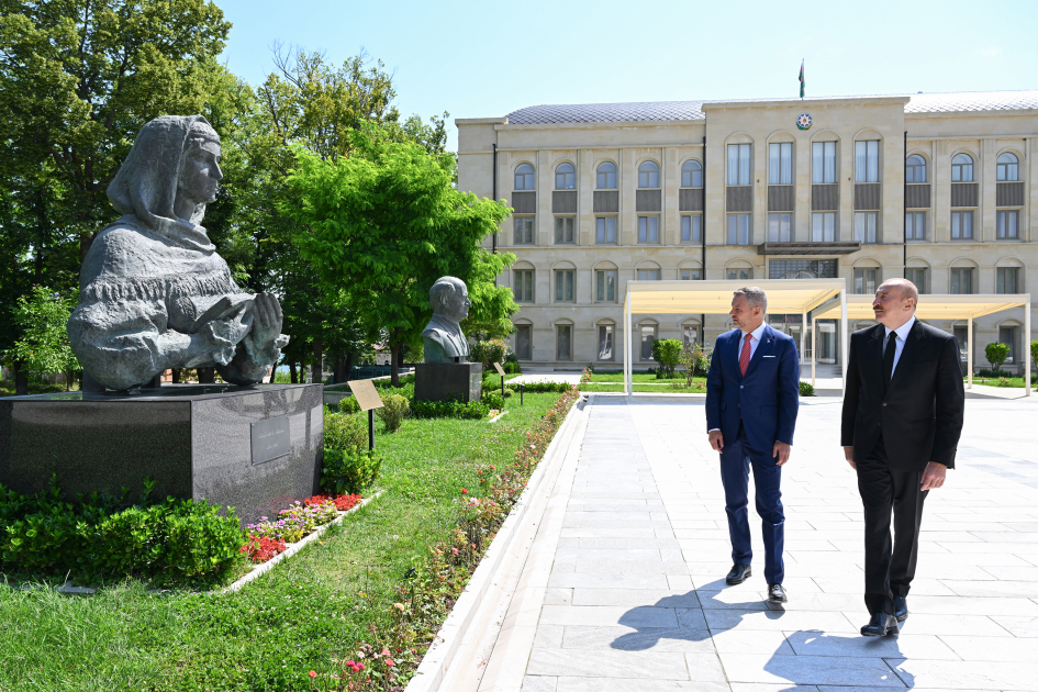 Prezidentlər Şuşada işğal dövründə güllələnmiş büstlərə baxdılar &ndash; FOTO - VİDEO