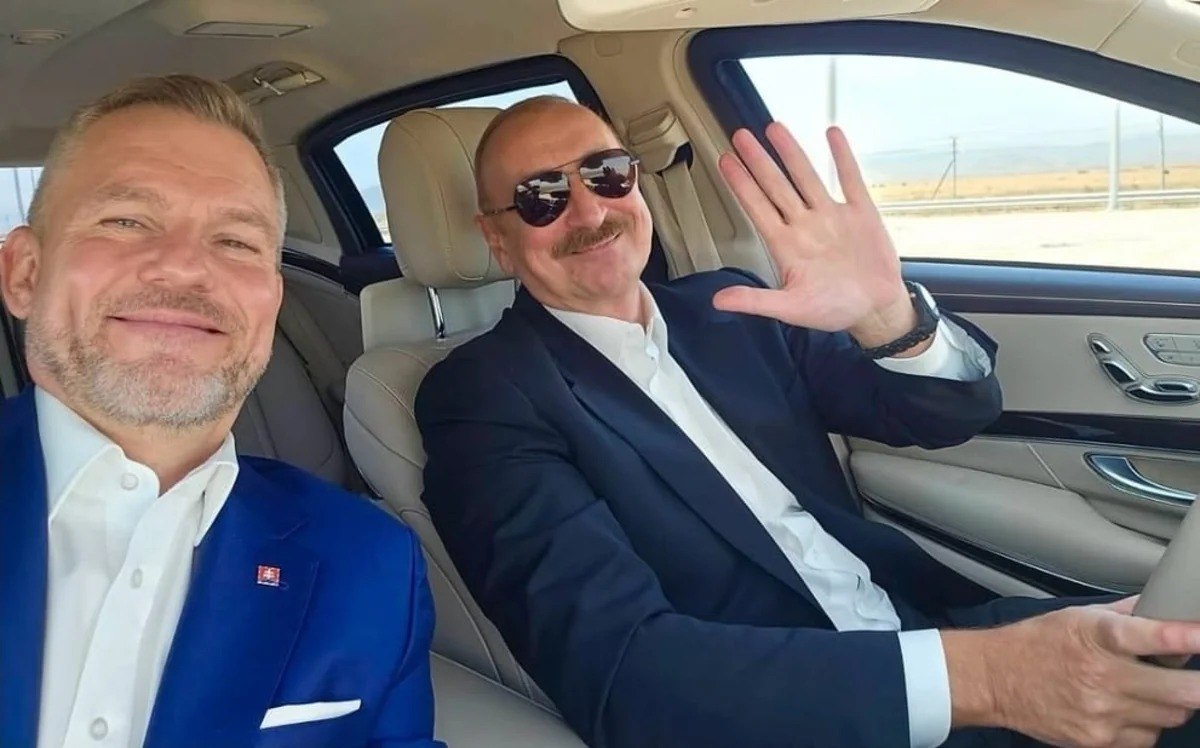 Prezidentin maşınında selfi çəkdi - Foto Prezidentin maşınında selfi çəkdi - Foto