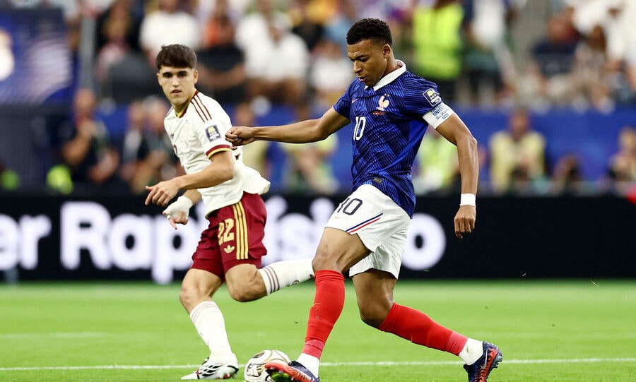 Mbappe Fransa futbol tarixinə düşdü Mbappe Fransa futbol tarixinə düşdü