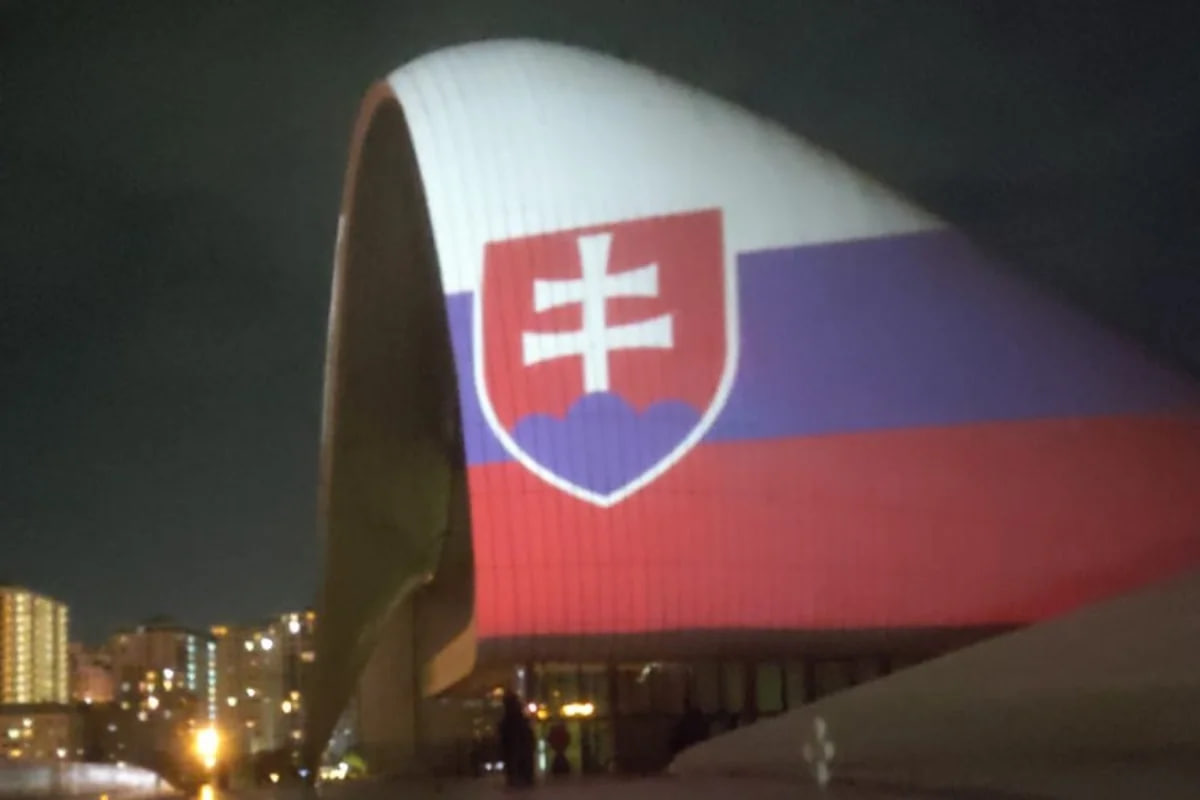 Heydər Əliyev Mərkəzi Slovakiya bayrağına büründü