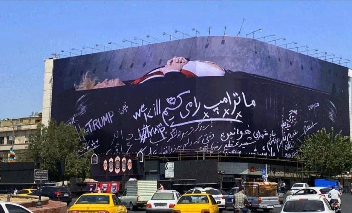 Tehranda Trampın nəhəng plakatı yerləşdirildi