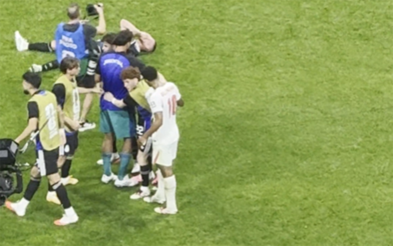 Final fitindən sonra argentinalı futbolçuya şillə vurdu - Video Final fitindən sonra argentinalı futbolçuya şillə vurdu - Video