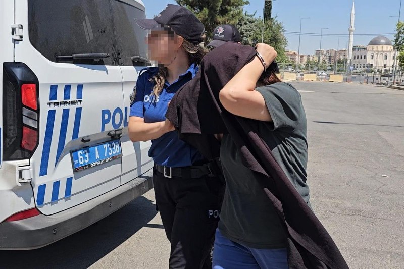 Tibb bacısı paltarı geyinib, yeni doğulan körpəni qaçırmaq istədi &ndash; VİDEO