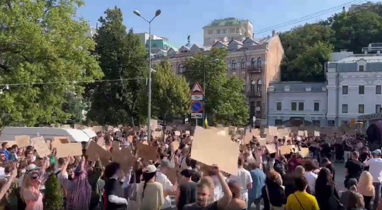 Müdafiə nazirinin istefasından sonra Ukraynada kütləvi etiraz aksiyaları BAŞLADI &ndash; VİDEO