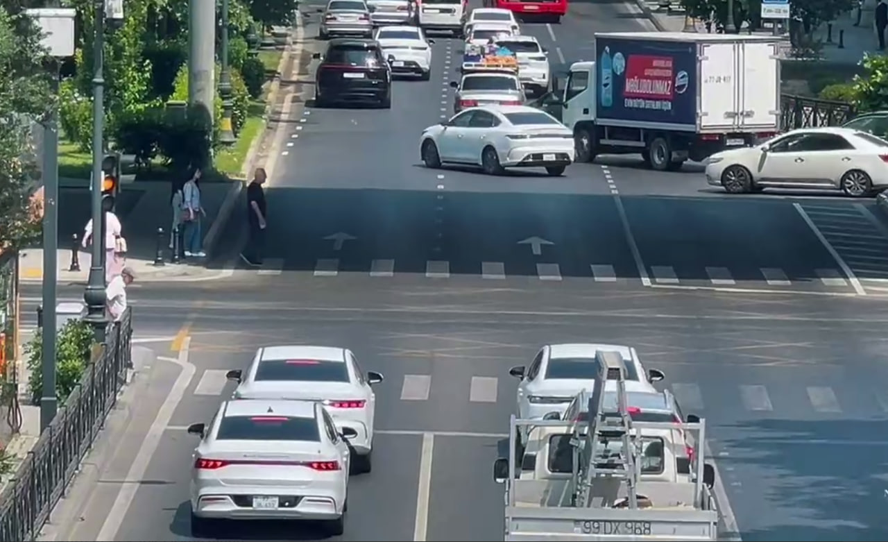 Bakıda iki parkın kəsişməsində yeni piyada işıqforları quraşdırıldı - VİDEO