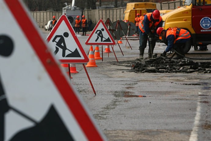 Tıxac üstünə TIXAC &ndash; Bakının əsas yollarında təmir niyə pik saatlarda APARILIR?