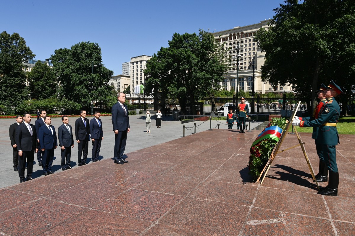 Ceyhun Bayramov Moskvada "Naməlum əsgər" məzarını ziyarət etdi - FOTO