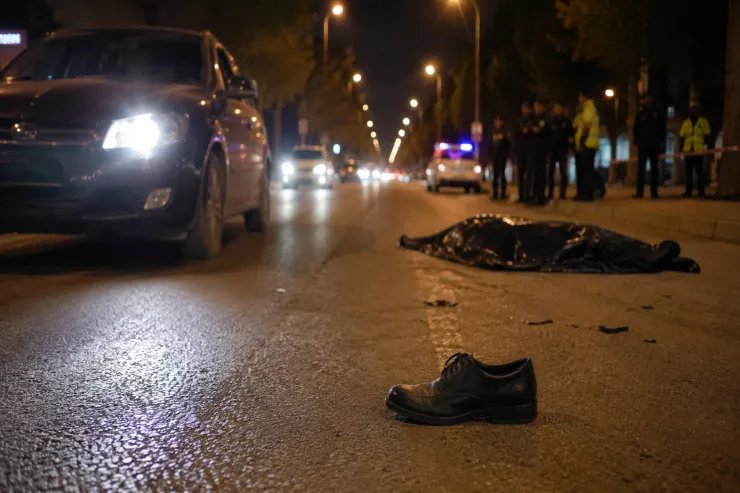 Gəncədə qadın boşanmaq üstündə ərini maşınla vurdu Gəncədə qadın boşanmaq üstündə ərini maşınla vurdu
