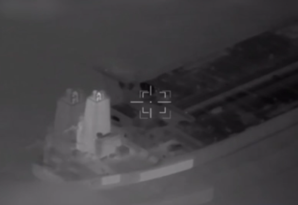 İran Hörmüz boğazında neft tankerinə hücum etdi - VİDEO