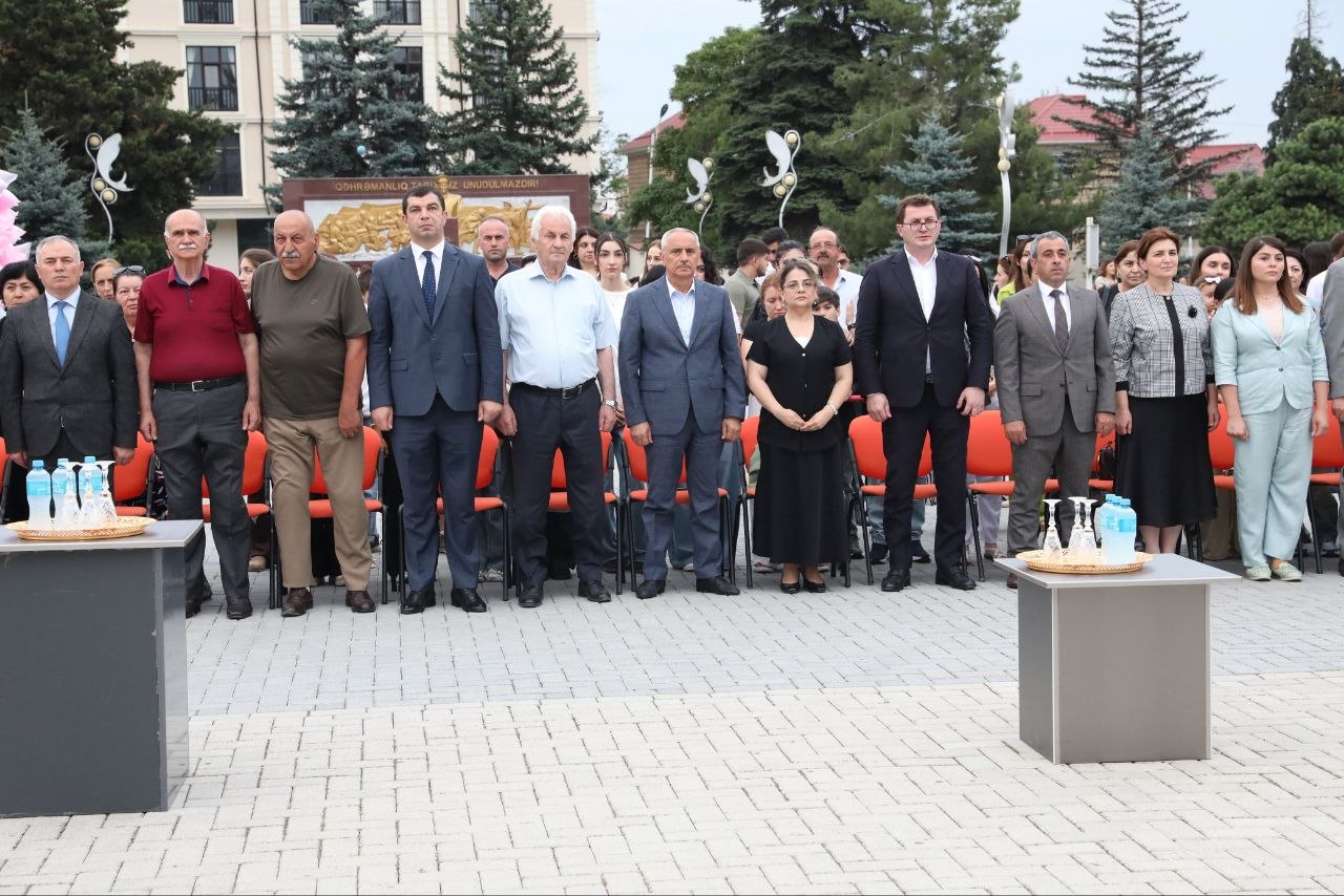 Qusarda "Bəxt üzüyü" səhnələşdirildi: Teatr mövsümünün bağlanışından FOTOLAR Qusarda "Bəxt üzüyü" səhnələşdirildi: Teatr mövsümünün bağlanışından FOTOLAR