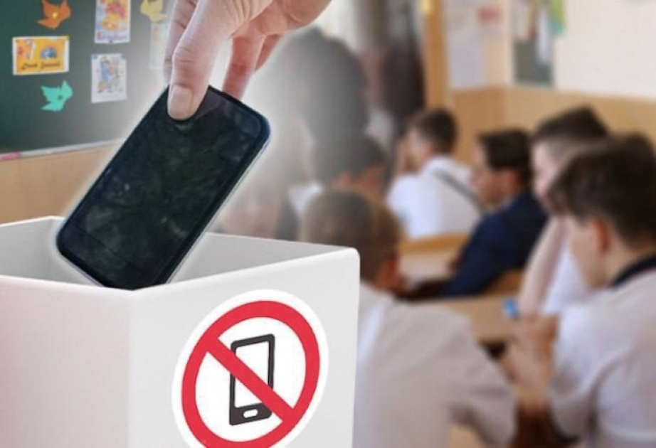 Çexiyada da məktəblərdə mobil telefon istifadəsi qadağan ediləcək Çexiyada da məktəblərdə mobil telefon istifadəsi qadağan ediləcək