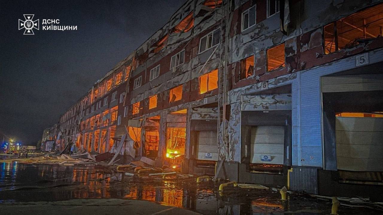 Rusiya Ukraynada ABŞ şirkətinə məxsus anbara ZƏRBƏ ENDİRDİ - FOTO Rusiya Ukraynada ABŞ şirkətinə məxsus anbara ZƏRBƏ ENDİRDİ - FOTO