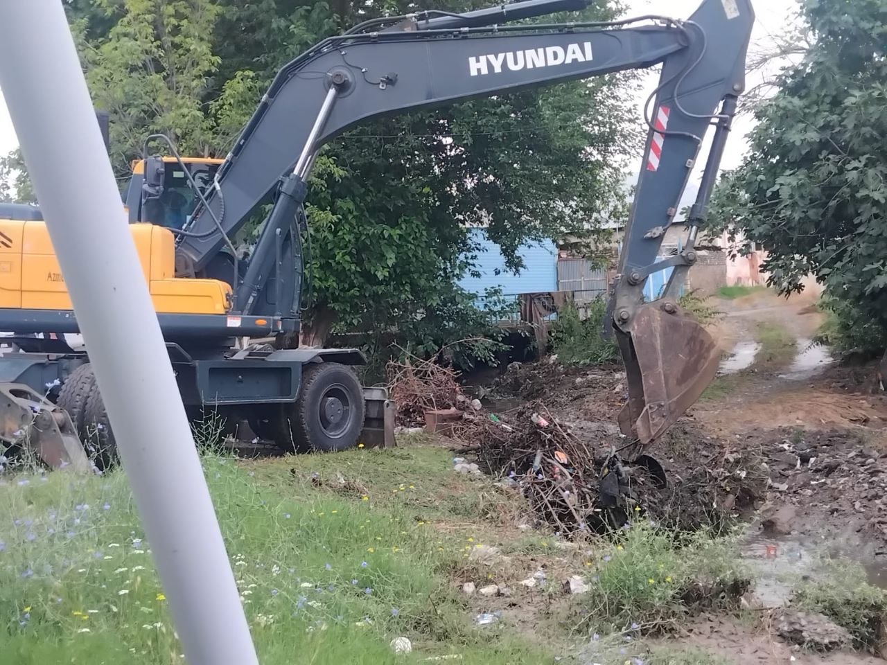 Ağstafada təmizlənən arxların kənarına bəndlər vurulur - VİDEO Ağstafada təmizlənən arxların kənarına bəndlər vurulur - VİDEO