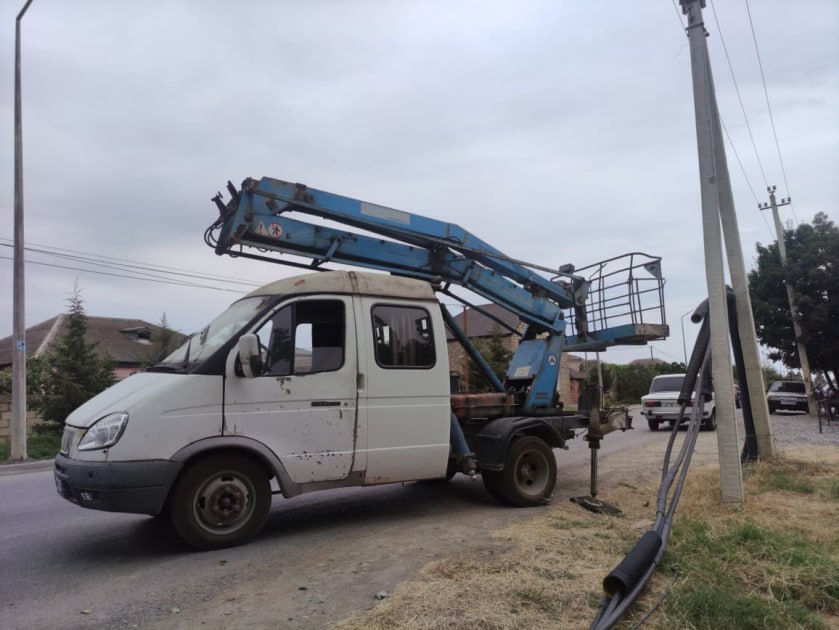 Xaçmazda "KamAZ"ın aşırtdığı dirəklər yoldan götürüldü - Kəndlərin işığı bərpa olundu - FOTO Xaçmazda "KamAZ"ın aşırtdığı dirəklər yoldan götürüldü - Kəndlərin işığı bərpa olundu - FOTO