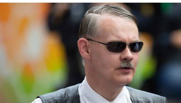 Almaniyada Hitleri tərifləyən şəxs məhkəmə qarşısına çıxacaq - FOTO Almaniyada Hitleri tərifləyən şəxs məhkəmə qarşısına çıxacaq - FOTO