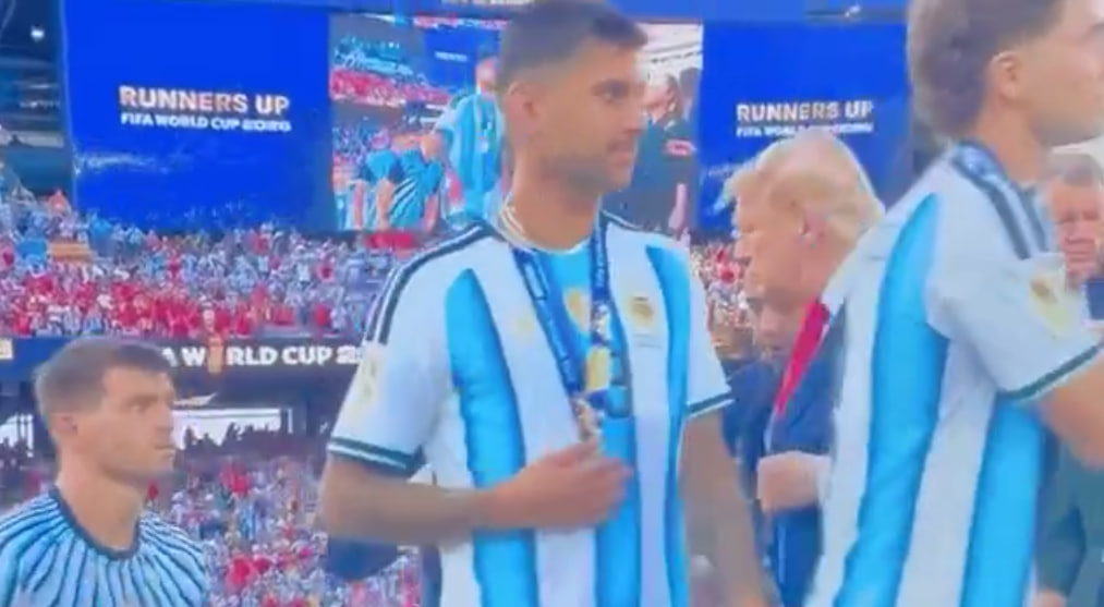 Argentina millisinin futbolçusu Trampın əlini sıxmadı – VİDEO Argentina millisinin futbolçusu Trampın əlini sıxmadı – VİDEO