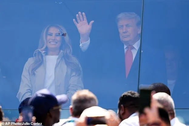 Melaniya Trampın dünya çempionatındakı geyimi müzakirə yaratdı – FOTO Melaniya Trampın dünya çempionatındakı geyimi müzakirə yaratdı – FOTO