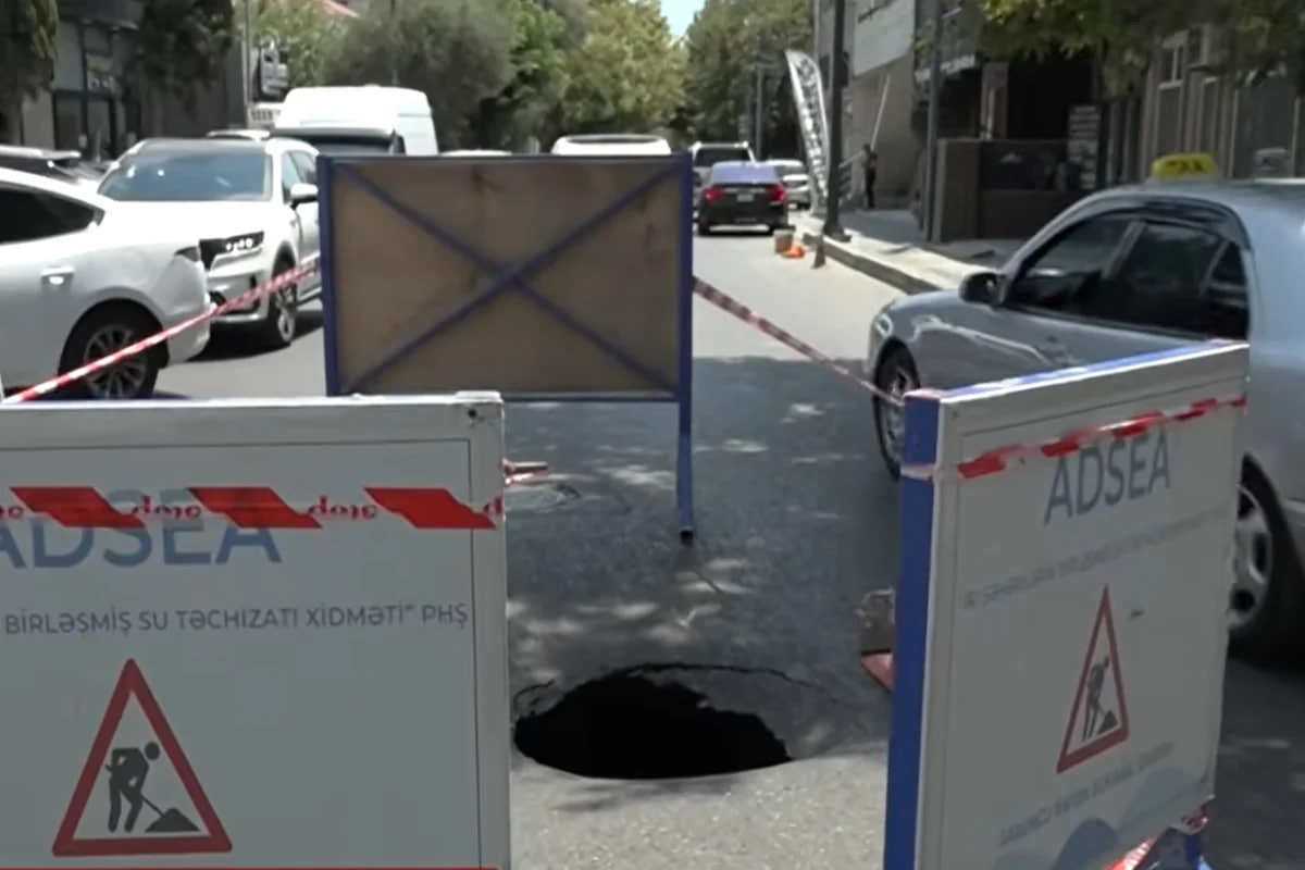Paytaxtda yol çökdü: Tıxacda qalan sürücülər çətin anlar yaşadılar - VİDEO Paytaxtda yol çökdü: Tıxacda qalan sürücülər çətin anlar yaşadılar - VİDEO