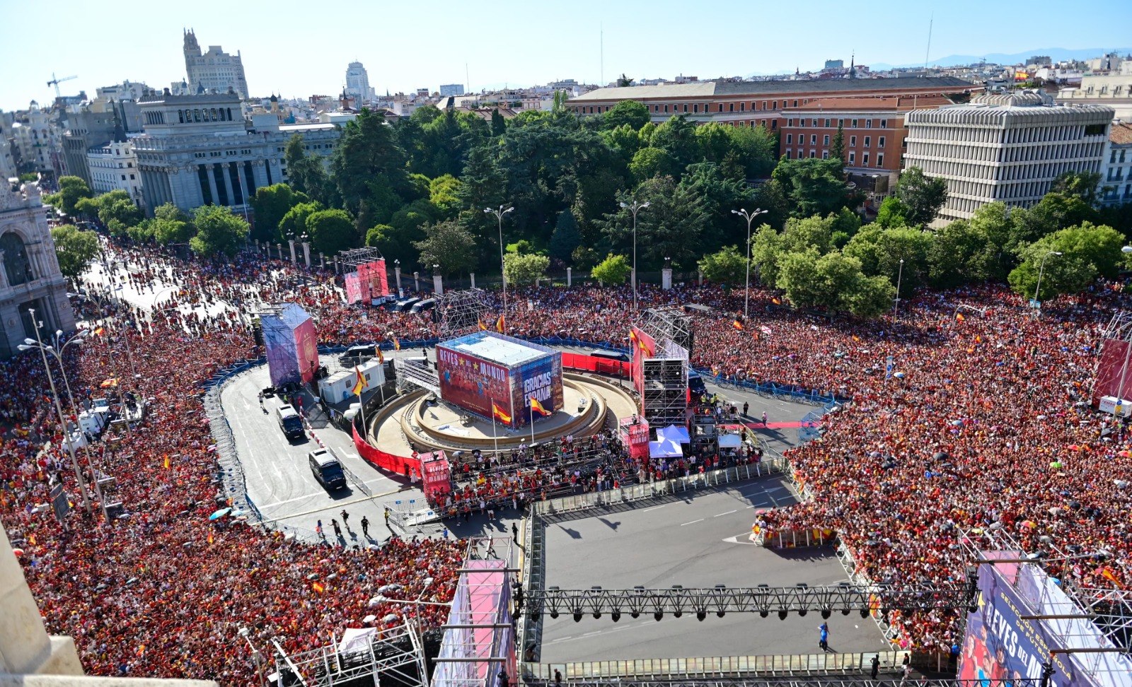 İspaniya millisi Mardirddə krallara layiq qarşılandı: 1 milyon azarkeş küçərlərə çıxdı - CANLI İspaniya millisi Mardirddə krallara layiq qarşılandı: 1 milyon azarkeş küçərlərə çıxdı - CANLI
