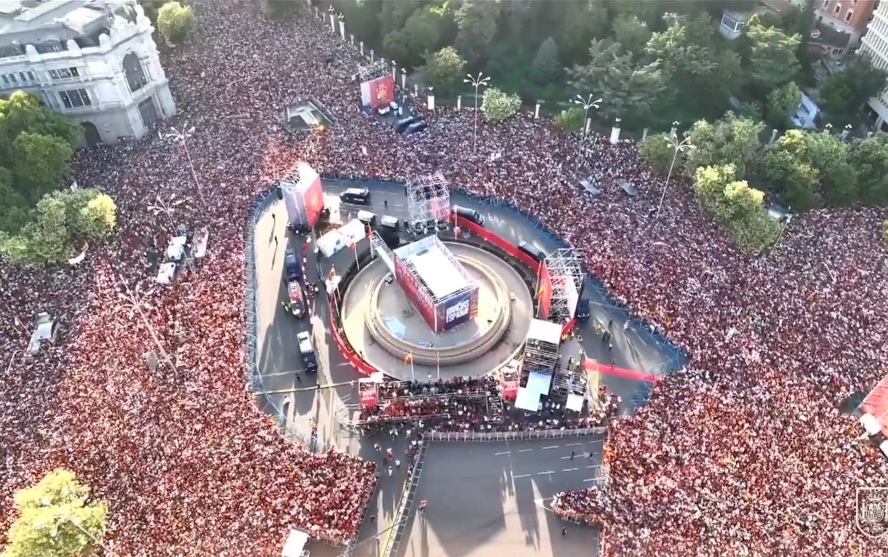 İynə atsan, yerə düşməz - Çempionlar belə qarşılandı – Video İynə atsan, yerə düşməz - Çempionlar belə qarşılandı – Video