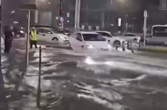 Tbilisi küçələri su altında qaldı - VİDEO Tbilisi küçələri su altında qaldı - VİDEO