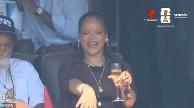 Rihannanın "Makarena" rəqsi sosial şəbəkələrdə viral oldu – VİDEO Rihannanın "Makarena" rəqsi sosial şəbəkələrdə viral oldu – VİDEO