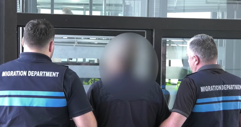 Azərbaycan vətəndaşları Gürcüstandan deportasiya edildi – VİDEO Azərbaycan vətəndaşları Gürcüstandan deportasiya edildi – VİDEO