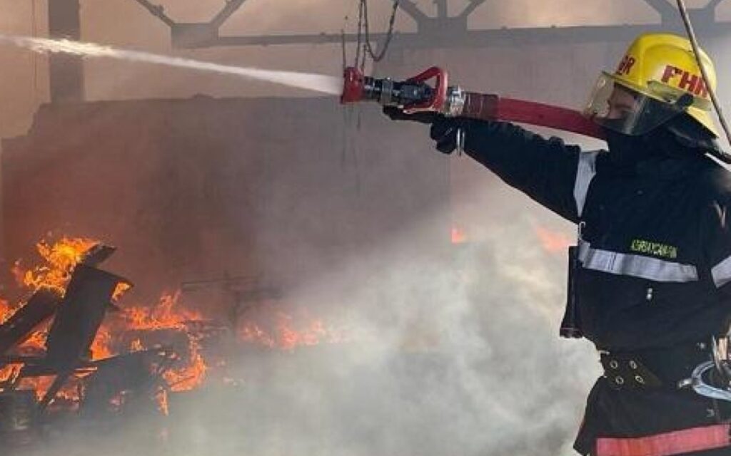 Zabratda təkər tullantıları yığılmış sahə YANIR Zabratda təkər tullantıları yığılmış sahə YANIR