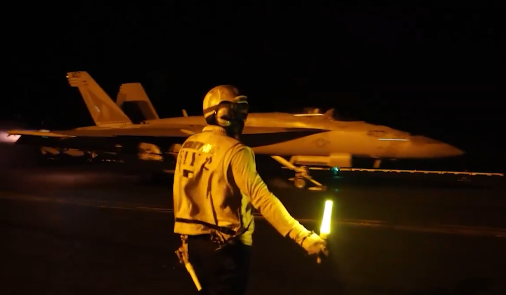 ABŞ İranın Buşehr aerodromuna zərbə endirdi -FOTO/VİDEO