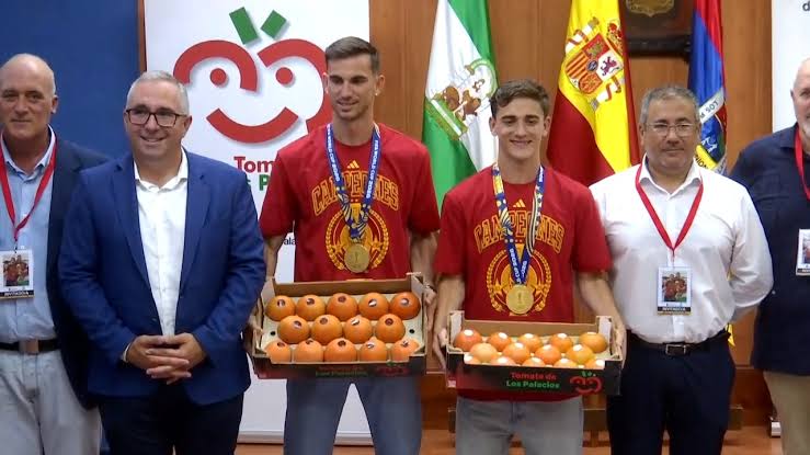 İspaniyada DÇ-2026 çempionlarını POMİDORLA mükafatlandırdılar - VİDEO