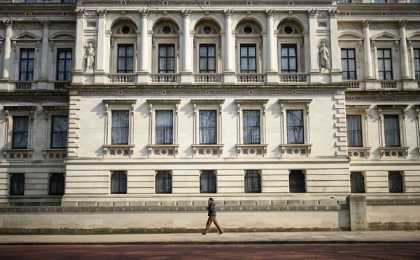 Britaniya diplomatlarını İrandan geri çağırdı