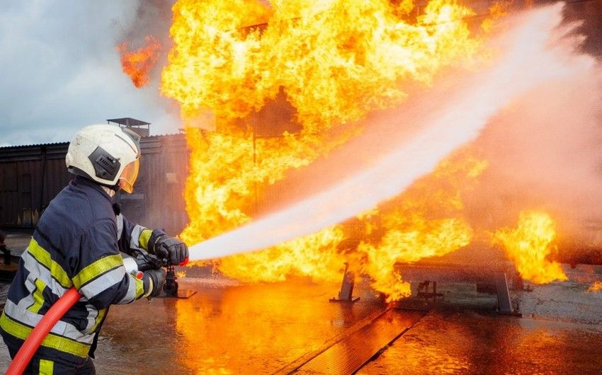 Bakıda binanın elektrik şaxtası yandı: Sakinlər təxliyə edildi