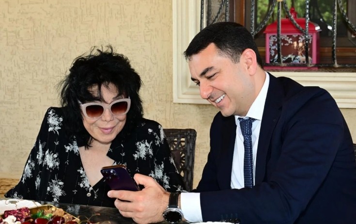 Nazir Flora Kərimovanı evində ziyarət etdi – FOTO Nazir Flora Kərimovanı evində ziyarət etdi – FOTO