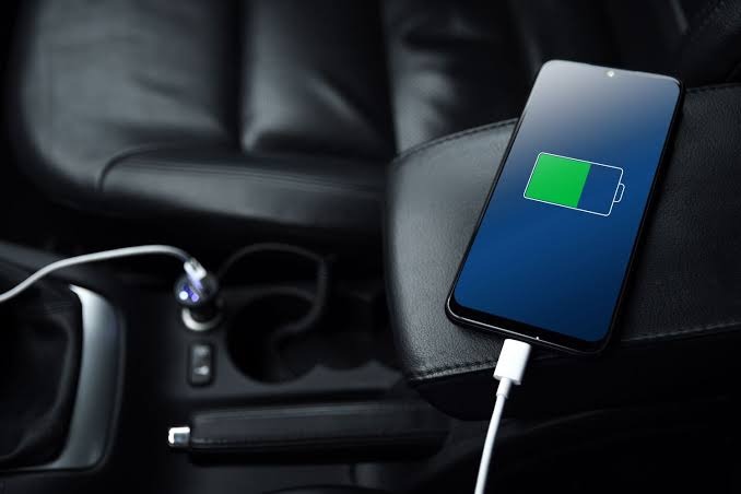 Smartfonu avtomobildə enerji ilə doldurmaq yanacaq sərfiyyatını artırır?