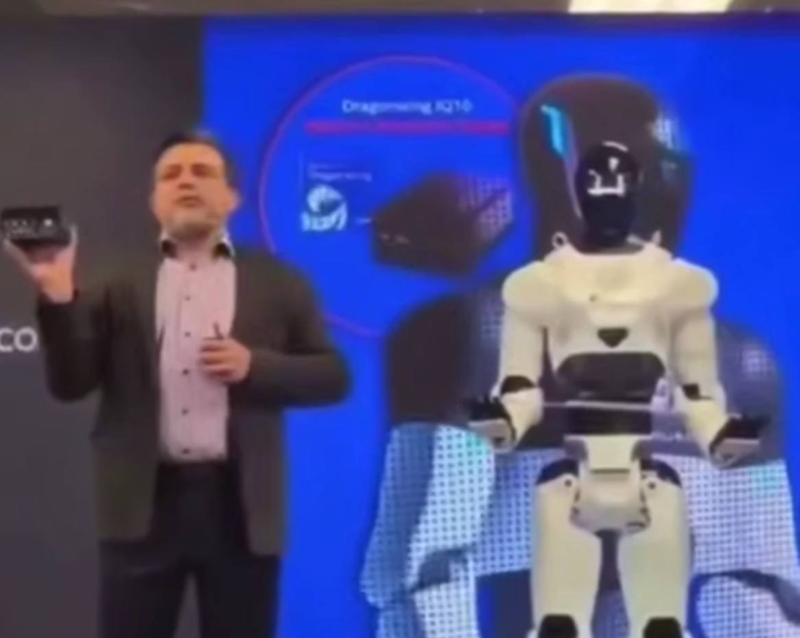 Robot təqdimat zamanı qəfil yıxıldı &ndash; ANBAAN VİDEO
