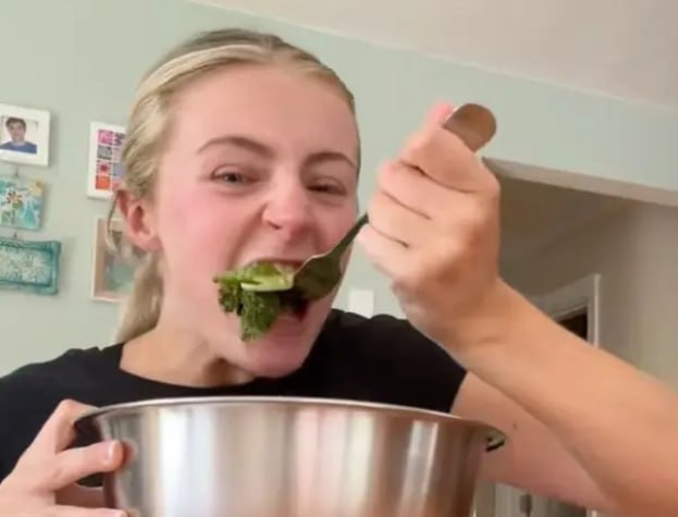 TikTok bloqerləri arıqlamaq məqsədilə təhlükəli parazitə yoluxmağa çalışırlar