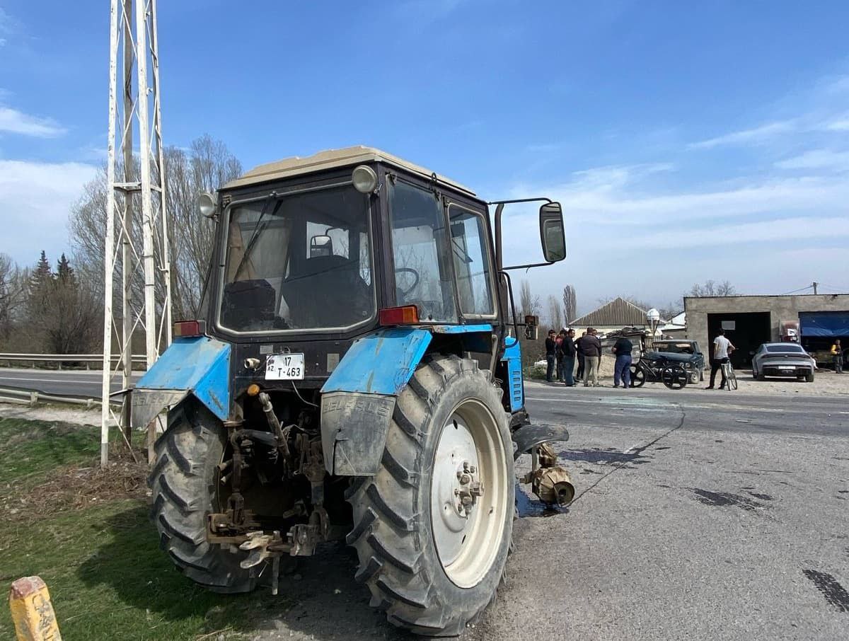Ağcabədidə bədbəxt hadisə: Traktor elektrik dirəyinə çırpıldı &ndash; Ölən var